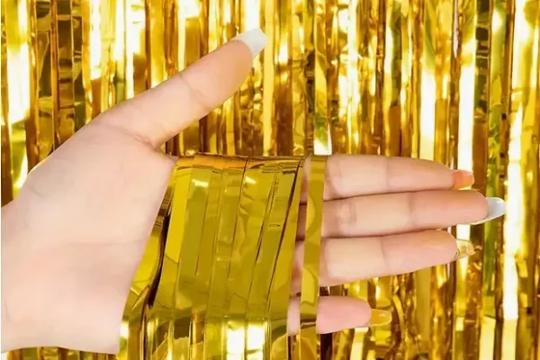 Золотая фольгированная шторка: фон для фотосессий